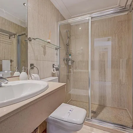 Huoneisto 2 Beds With Sea View, Pool, Close To
